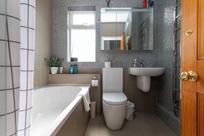Casa básica, varias camas | Baño | Toallas, jabón, shampoo, papel de baño 