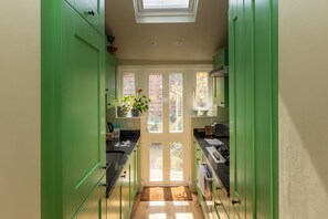 Basic House, Multiple Beds | Private kitchen | Fridge, microwave, oven, stovetop - Beautiful & Cosy 2BD House - Southwark (London)