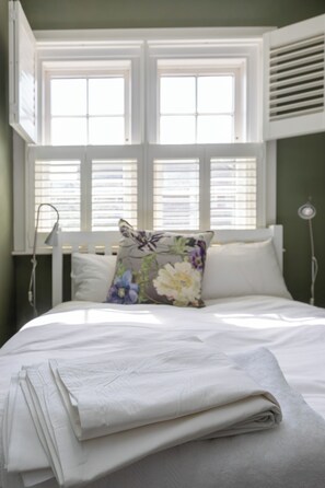 Basic House, Multiple Beds | 2 bedrooms, iron/ironing board, bed sheets - Beautiful & Cosy 2BD House - Southwark (London)