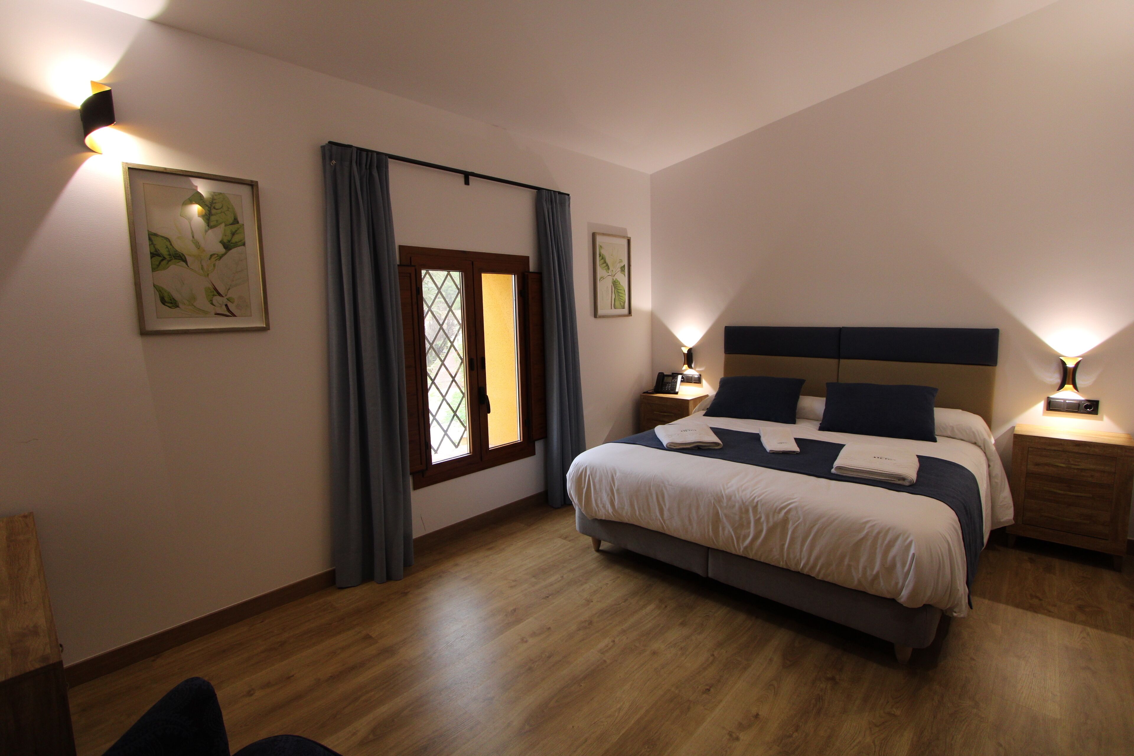 Chambre Double Supérieure, salle de bains privée, vue montagne | Coffres-forts dans les chambres, rideaux occultants