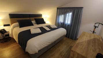 Habitació estàndard, 1 llit de matrimoni gran, bany privat, vistes a la muntanya | Caixa forta a l'habitació i cortines opaques