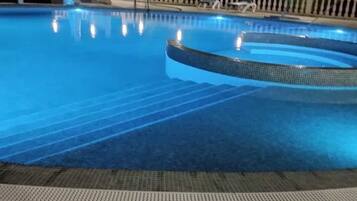 Piscine extérieure (ouverte en saison)