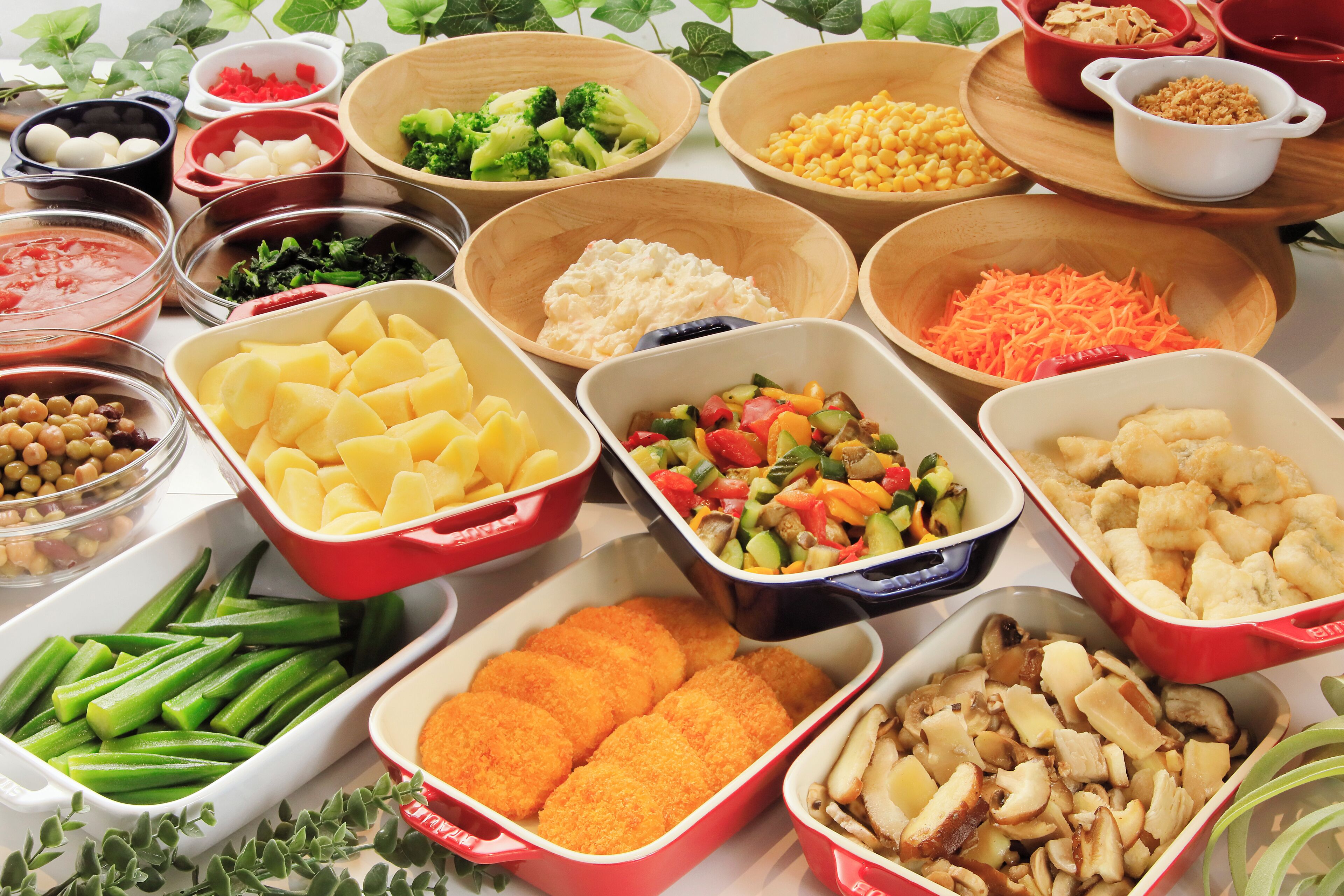 Diversos platos de comida en distintos recipientes.