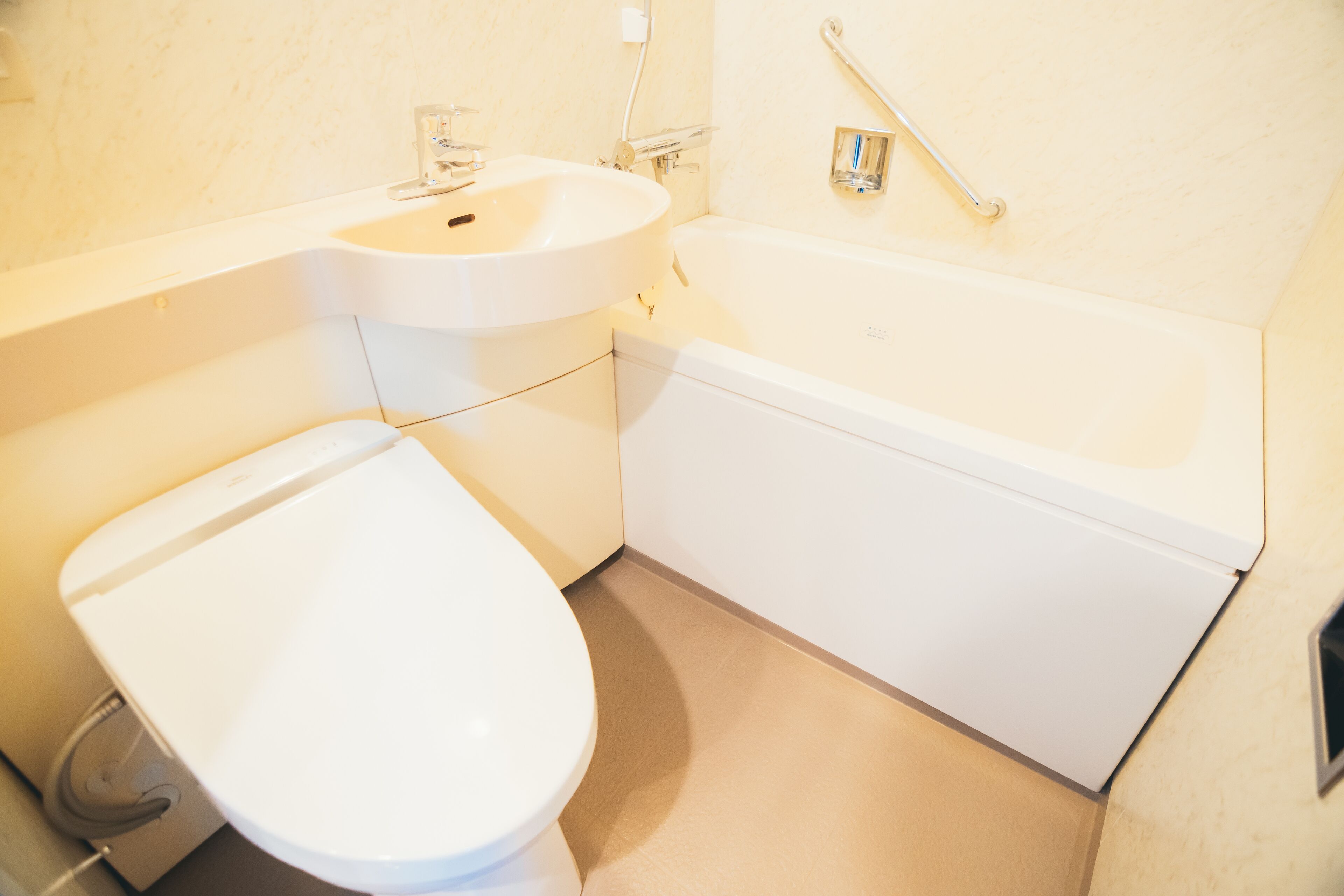 A bathroom with a toilet, sink, and bathtub.