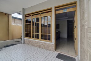 Front of property - Hotel O Borneo (Tondano)