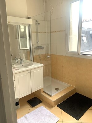 Een douche, een haardroger, handdoeken, zeep