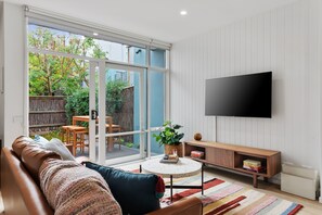 TV connectée, livres, chaîne hi-fi