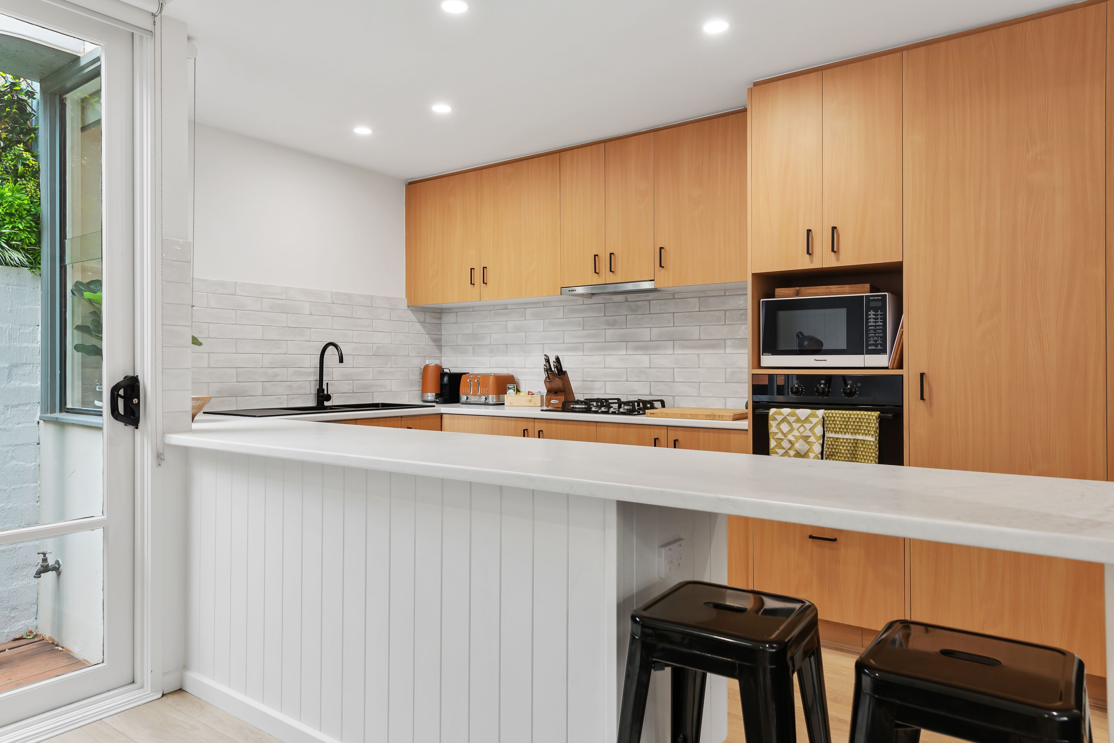 Coffee/tea maker, fridge, microwave, oven