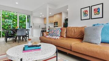 Smart TV, books, stereo