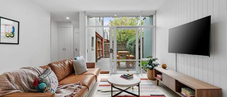 Smart TV, books, stereo
