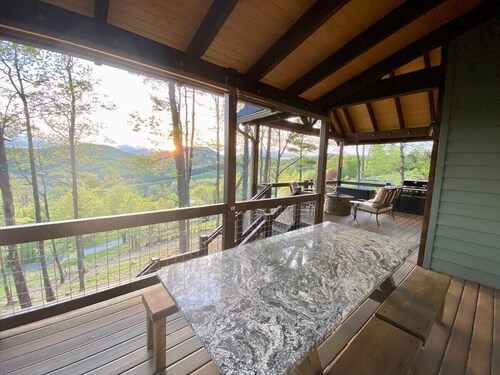 A Deer Haven - Upscale, Hot Tub, River Access, Views, Foosball, 2K Beds, WIFI
