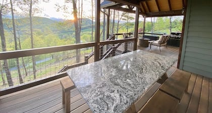 A Deer Haven - Upscale, Hot Tub, River Access, Views, Foosball, 2K Beds, WIFI