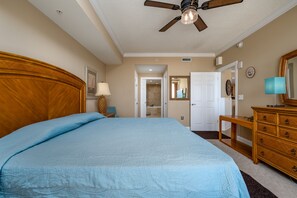 3 bedrooms, iron/ironing board, internet - Enjoy a large, designer unit with all the extras plus an indoor pool, outdoor pool, fitness room, assigned parking and shops on the ground level. (Ocean City)