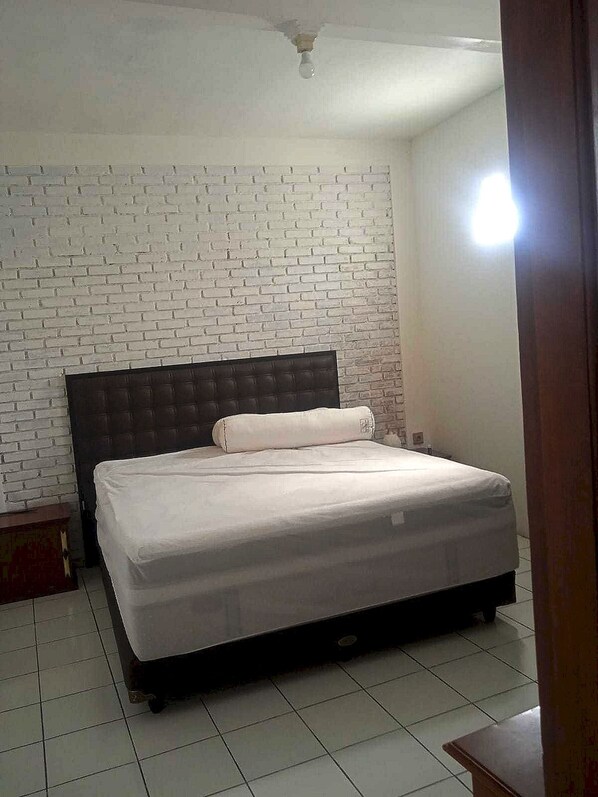 Escritorio, espacio para trabajar con laptop y wifi gratis 