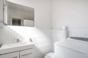 Basic Apartment, 1 Queen Bed with Sofa bed | Bathroom - Quaint 1BD on the Doorstep of Manly Beach (Manly)