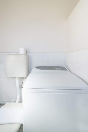 Basic Apartment, 1 Queen Bed with Sofa bed | Bathroom