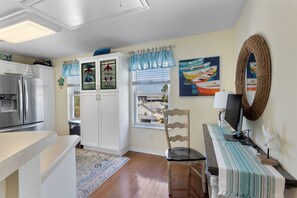 ثلاجة، ميكروويف، فرن، موقد طهي مسطح