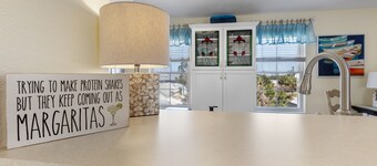 Key Lime Downtown Gulf View w/ Golf Cart Included!