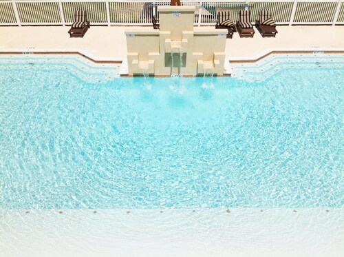 Relax & Unwind-Snowbird-friendly, short walk to beach, 2 pools, gated community
