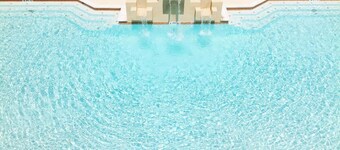 Relax & Unwind-Snowbird-friendly, short walk to beach, 2 pools, gated community
