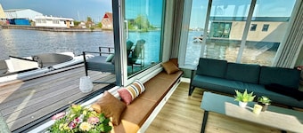 Harboursuite Woudsend incl. motorboot by Interhome