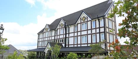 Vista frontal de la propiedad