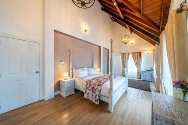 Superior Double Room | Peralatan tempat tidur premium, gebar bulu kapas, peti besi dalam bilik