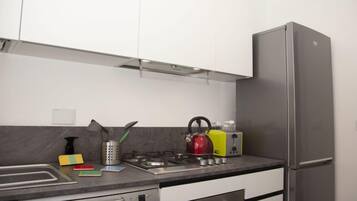 Frigorifero, lavastoviglie, pentole/stoviglie/utensili