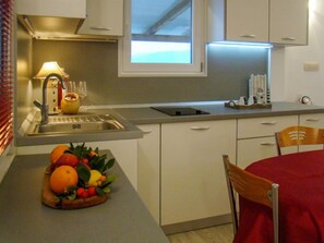 Kühlschrank, Mikrowelle, Geschirrspüler, Toaster