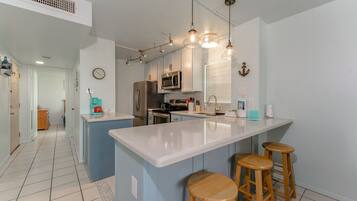 Refrigerador, microondas, parrilla de estufa y lavavajillas