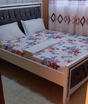 2 bedrooms, WiFi, bed sheets - 2 bedroom  (Nairobi)