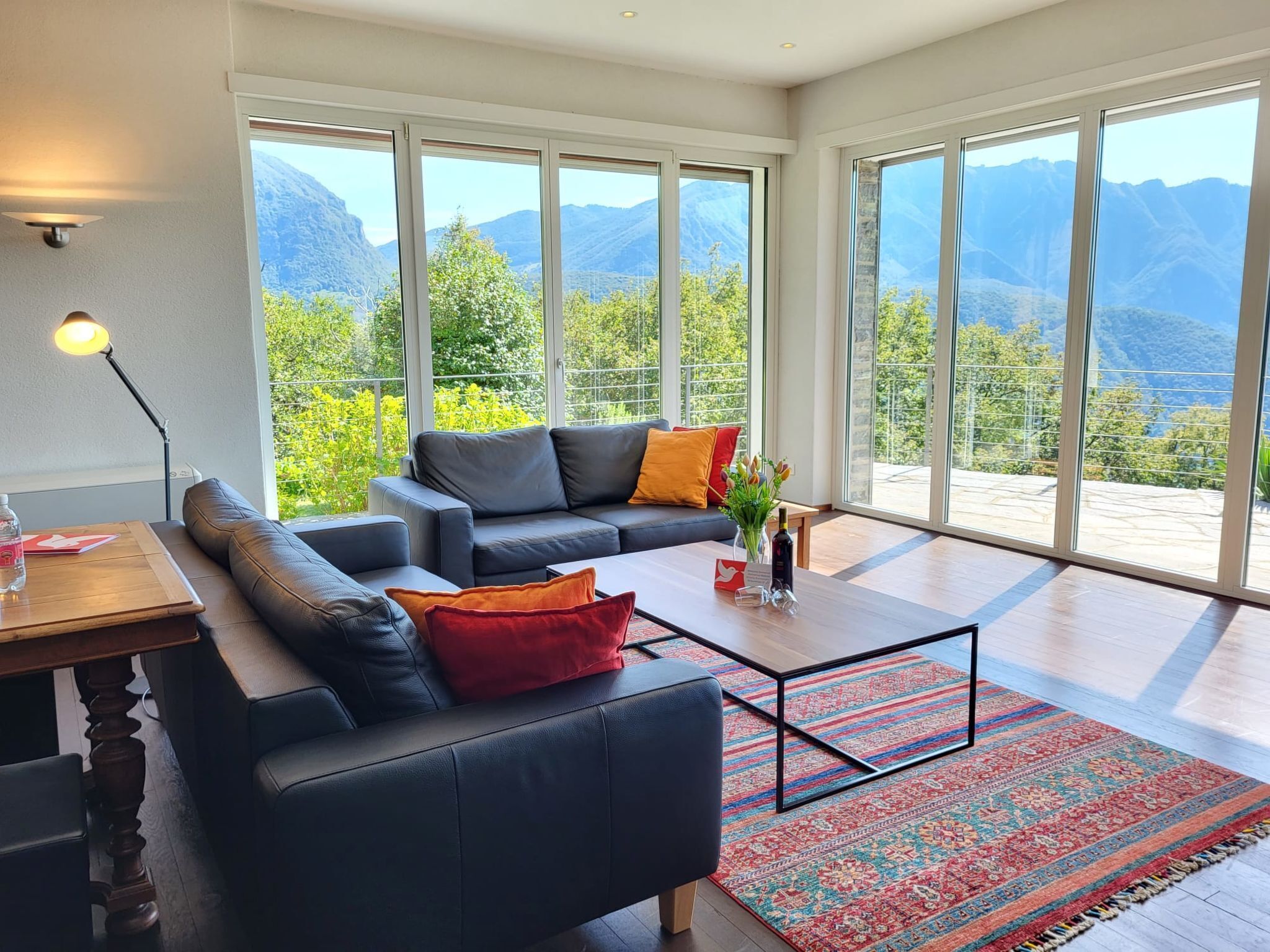 Télévision, cheminée, lecteur de DVD