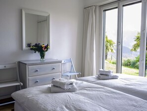 4 Schlafzimmer, Schreibtisch, Bügeleisen/Bügelbrett, WLAN