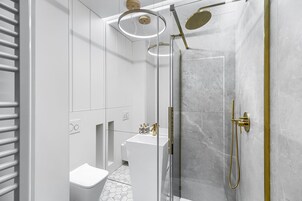 Apartment | Bathroom | Shower, rainfall showerhead, free toiletries, hair dryer