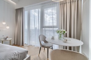 Tabla de planchar con plancha, wifi gratis y ropa de cama 