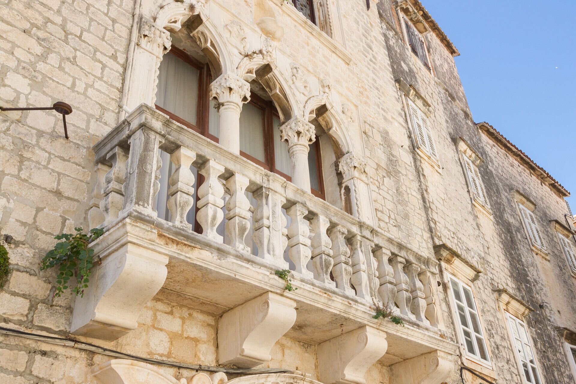 Ein historisches Gebäude mit aufwendigen Balkonen und klassischer Architektur.