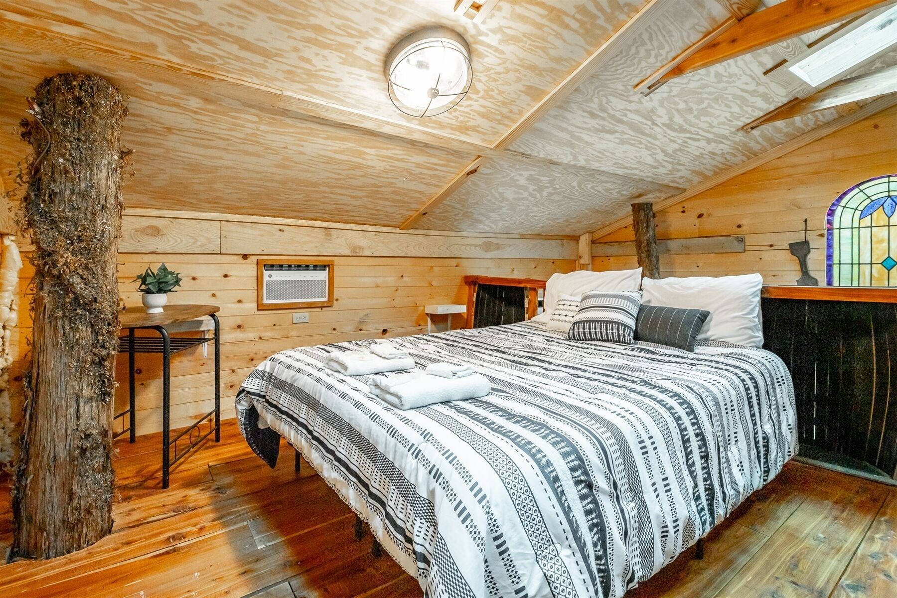 New! Cedarbrook Treehouse | Hot Tub,  Dog Friendly, Private