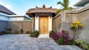 Property grounds - Luxurious 4BR Villa With Pool, Bali Villa 2206 (Seminyak)