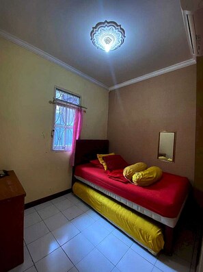 Deluxe Double Room | Free WiFi, bed sheets - Hotel O Pahlawan Udyana Syariah (Sentul City)