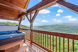Outdoor spa tub - Breathtaking Views, perfect location, Free ticket to Dollywood and other attractions! (Sevierville)