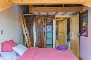 4 chambres, bureau, fer et planche à repasser, lit parapluie