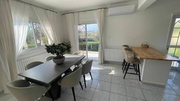 Vila, várias camas | Opções para refeição