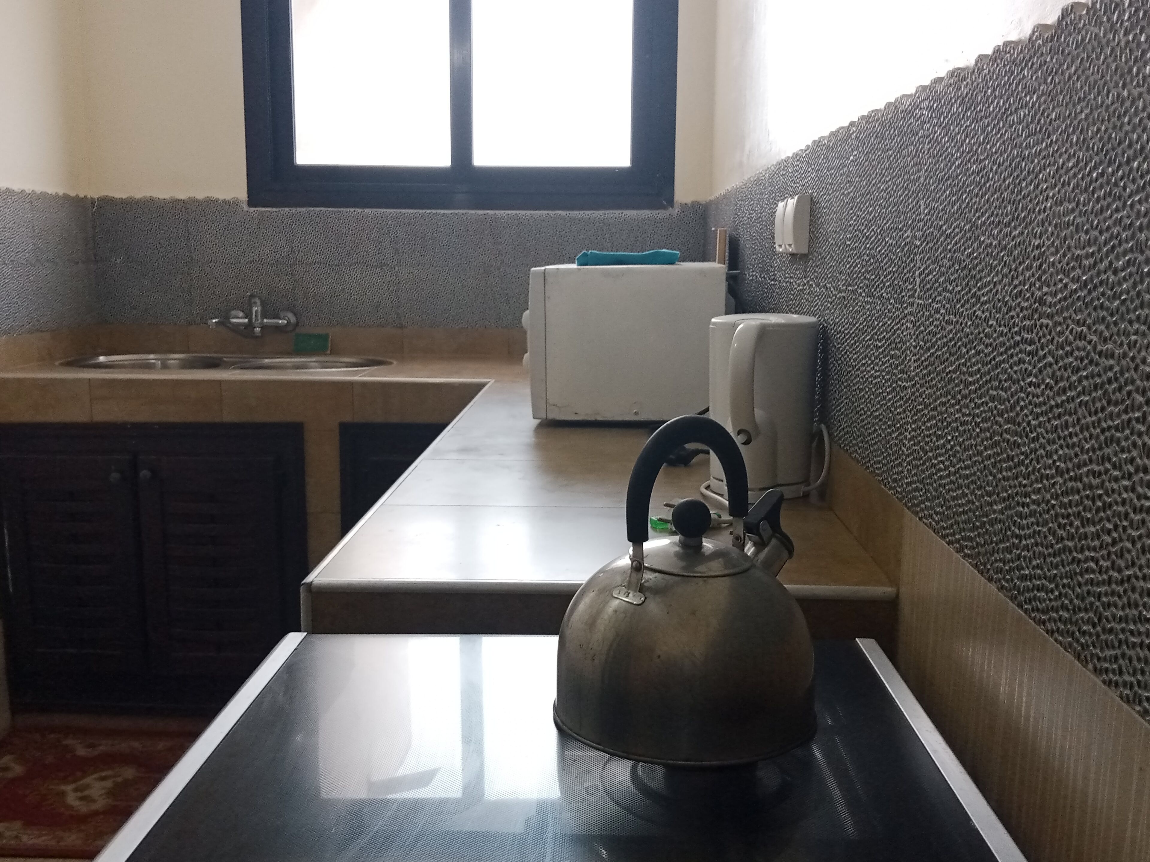 Deluxe Studio Suite | Private kitchen | Microwave, electric kettle, cookware/dishes/utensils