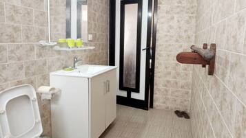 Deluxe Studio Suite | Bathroom | Shower, rainfall showerhead, slippers, towels