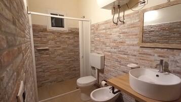 Douche, sĂšche-cheveux, bidet, serviettes fournies