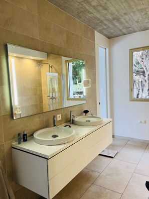 Dusche, Haartrockner, Handtücher, Seife