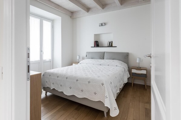 3 عدّة غرف نوم وتجهيزات عازلة للصوت