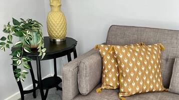 Smart TV 32-inci dengan saluran TV digital, TV, dan Netflix