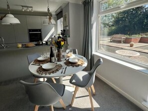 Family Apartment | In-room dining - Sunny 2-Bedroom flat in Hoddesdon (Hoddesdon)