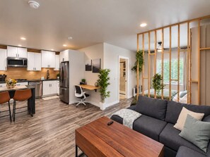 A modern apartment with a kitchen, dining area, and living room. - Double Queen Studio*FullKitchen*75"TV*W/D*Rainfall (El Centro)